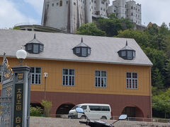 こちらのお城は、「白鳥城」！
スラッとした見た目で、舞浜のシンデレラ城以上に映画『シンデレラ』に出てくる城に似たデザインです笑