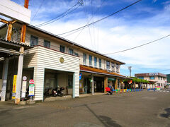 歩くこと30分、新金谷駅に着きました。

■新金谷駅［島式ホーム１面２線］
・1927年（昭和２） 開業。現在の駅舎は開業当初のもの。
・2018年（令和30）国の登録有形文化財に登録。