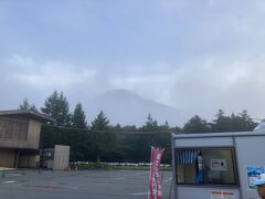 水ヶ塚駐車場からは基本シャトルバスで登山口に向かうのですが、この日は結構人が多く、6時発のバスには乗れないかもと案内がありました。
そしたところ、我々の前に並んでいたイケメン2人組が相乗りでタクりませんかと提案してくれて、相乗りすることに。
タクシーの運ちゃん曰く、静岡も入山料取り始めたから平日は商売あがったりだとか。