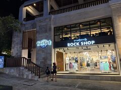 今更だけど、クタスクエア方面へはジェイミーオリバー横の出入り口がとても便利。
写真左の階段のところ。