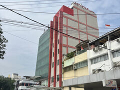 本日の宿。レッドスターホテルジャカルタ。
約2500円。昨日の空港のカプセルホテルよりかなり安い。

宿のチェックインは2時から。荷物を預かってもらいます。
さて観光。