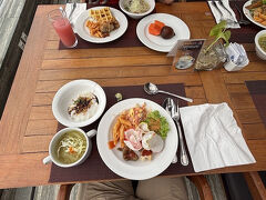 2日目

　今日はショッピングをしながらウブドへ向かいます

朝食はバイキングで親爺はブブルアヤム（昨晩と同じ）＋ソトアヤム＋ペンネ＋サラダ＋その他

朝食が終わるとスパからお迎えが来ます
