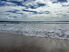 食後の運動？にAさん希望のクタビーチへ