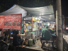 ゆっくりした後に本日の食事場所を探します

一番近いのはサヤンマーケットですが、市場での食事・・・大丈夫でしょうか？
親爺がいつも行くお店はお休みで並びにあるミーバクソ屋さんにします
