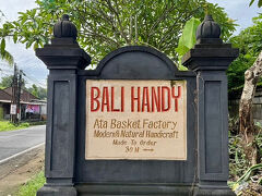 3日目

　今日はプルメリア鑑賞へ行き、塩田などでショッピングです

先ずはウブドから近い「Bail Handy」でアタバックを物色です
