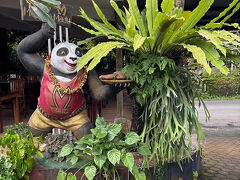 チョット早いですが、この後ダンス鑑賞へ行きますので早めの夕食を
ブラットワンギ近くの「ワルン・マンガマドウ」へ行きます
