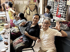 夕方にティルタ・サリ劇団の演劇を見に行きます
始まる前にオカさんへご挨拶
