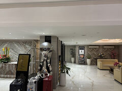 ホテル編

　女性２名が個別の部屋が良いと言うことで全ての行程で１人一部屋を選びました


１泊目
Sunrise Aventus Hotel Nusa Dua

　ヌサドゥアにあるフランジパニスパへ行くのに便利な立地でしたので選びました
エントランスは綺麗でとても安いホテルとは思えないです
