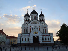 アレクサンドル・ネフスキー大聖堂（Aleksander Nevski Katedraal）は、エストニアで最も壮麗で視覚的に印象的な宗教建築の一つです。エストニア議会（トームペア城）のすぐ目の前、トームペアの丘の頂上に位置しています。ロシア・リバイバル様式（ネオ・ビザンチン様式）という建築様式です。