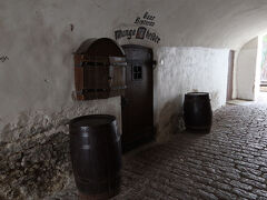 ドミニコ修道院への通路。バーかな。