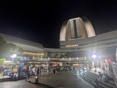 横浜臨港パークにて、「みなとみらい大盆踊り」を観光。
「インターコンチネンタル ホテル」前の広場は、フードコートに。