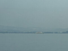 はるか向こうに船が見える。

ブリエンツ湖と同じような観光船かな。
このトゥーン湖の観光船もユングフラウトラベルパスの適用範囲内です。