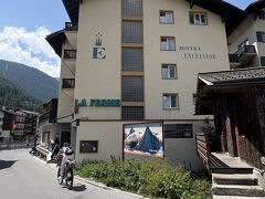 いきなり写真が飛びます。

ツェルマットの駅に着いたら、なんと物凄い人出でごった返しています。
駅到着の写真を撮るのもままならず、何事かと思ったら、なんかマラソンが行われていたようで、駅前は走者がいる間は通行止めになっているための混雑でした。

で、あっち曲がったりこっち曲がったりしながらホテルへと向かいます。
我が家が４泊するホテルが見えてきました。(駅から徒歩１０分ほど)


と、ここでも途中で列車の中でも一緒になったカップルと一緒になり、私たちのホテルはここだよ～、というとお二人は「私たちは向こうの「バルナス」」、と川を挟んでちょうどお向かいのホテルでした。
ここで、バイバイ～、楽しんでね～、とお別れ。