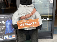 モンベルツェルマット店

前回２０１１年に来た時はグリンデルワルトにしかなかったのに、ツェルマットにもできてたんですね。

ちなみに我が家は、２００９年に初めて個人でスイスに来た時に、グリンデルワルトのモンベルで買い物をし会員登録しました。
そうすると、会員カードがスイスのお花だったりアイガーだったりと写真のカードが毎年贈られてきました。(今はカードが固定化されて毎年送られることはありませんが)

普段はもちろん国内で使いますが、ステータス感を感じるカードがちょっぴり自慢。(^_-)-☆
