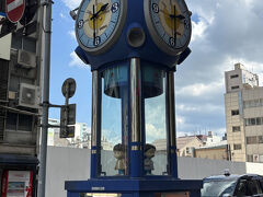 福井市100年時計。
中央1丁目のアップルロードに市が設置した100年分の目盛りのある時計は、縦・横1.5m、高さ5m。設定時刻に子どもたちの人形がタイムマシンに乗り込み文字盤の奥から未来服を着て飛び出す仕組みとなっているらしいですが、からくり部分は早々に故障してしまったよう。時計機能は問題なく時間はあっていました。