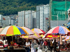 でも、ローカル市場好きの方は外の方が面白いと思います。