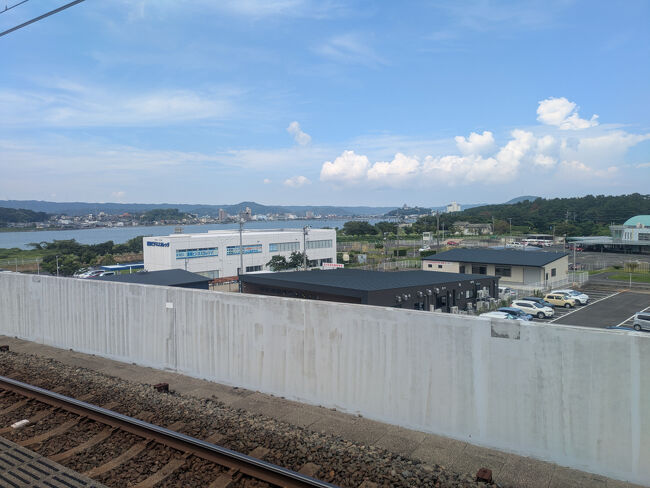 ホームから左前方に見えるのは唐津湾？<br />いや、松浦川でした。<br />