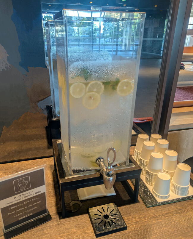 ロビーのウェルカムドリンクは、冷たいハーバルウォーター。