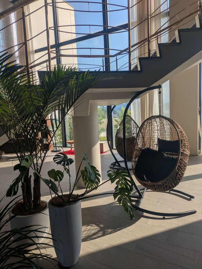 ゆりかごのような椅子は「ハンギングチェア」と呼ぶらしい。<br />撮影スポットになっていました。