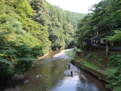 高雄の渓谷を流れる清滝川は清流流れる心地良いせせらぎで、こども達が水遊びをしている懐かしい風景が見られました