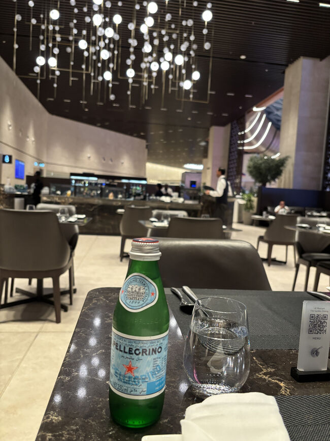 疲れて座っていたら、ドリンクの注文に来てくれたので、炭酸水をお願いしました。