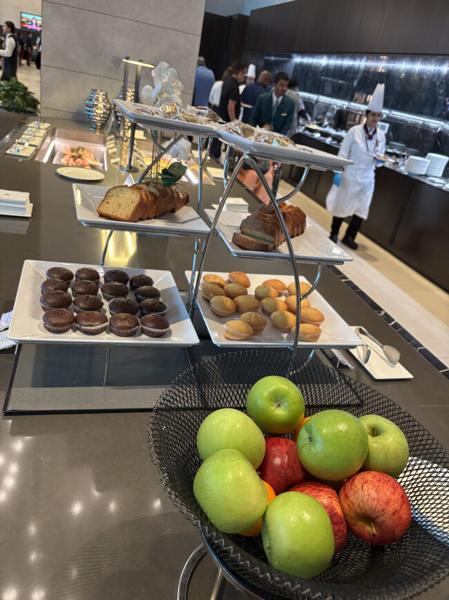 お腹は空いていないけど一応ブッフェ台へ。