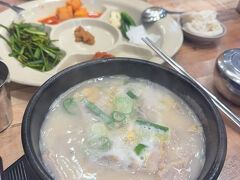 スンデ入りのデジクッパにしてみました。
スンデ初めて食べたけど、食感がちょっと嫌かも。変わった味はしなかったです。もしかして焼きの方が美味しいかな？
肝心のデジクッパはすごく美味しかった（＾＾）卓上にあったオキアミの調味料を少し入れて、塩気の調整をするのが肝。また食べたいです。

店に入ってきたおじいちゃんが、テーブルを周ってハエ叩きのようなものを売ろうとしていて、韓国でもこういうことがあるんだと、少し驚きました。