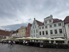 旧市街のまん中にある広場
周囲は、ぐるっとお店に囲まれています