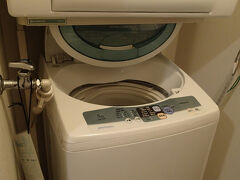 今回のホテルの各部屋に洗濯機があります。
新潟で着ていた服を洗濯。ところが洗濯機にトラブル発生。フロントへ連絡し、部屋を替えてもらいました。