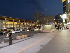 日曜日の夜なので人は少ないです。