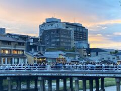 そろそろ帰ろうと地下鉄へ向かっていると、三条大橋に神輿を発見！
橋を渡る神輿は、初めて見る風景。
夕暮れ時だったからイイ雰囲気です。