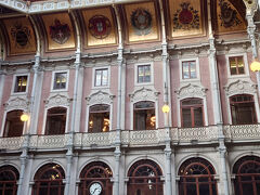 ボルサ宮殿（Palácio da Bolsa）は、ポルトの ポルト歴史地区 に位置する、19世紀にポルト商工会議所として建設された新古典主義建築の宮殿です。かつて証券取引所としても機能し、商業都市ポルトの繁栄を象徴する建物で、現在は見学ツアーが開催され、豪華なアラブの間や中央階段などが主要な見どころです。