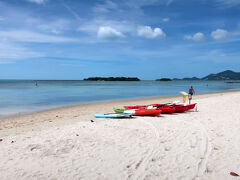 ホテル前のビーチ。
ホテルのカヤックは無料で利用できます。私たちの滞在時は波はほとんどない状態だったので、子供たちがカヤックをするには最適でした。