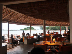 メリア滞在中2回、近くにあるPi Samuiというレストラン（ビーチクラブ？）で食事しました。