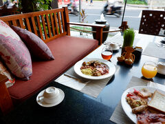 【3日目】
朝ごはんはホテルのバイキングで！
バリのレストランって基本的に窓が解放されていて屋根のある屋外状態なのに驚きました