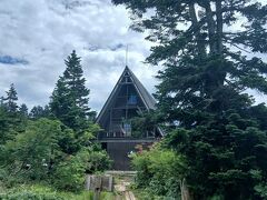 三角屋根の高谷池ヒュッテに到着