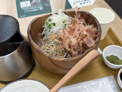 前日の土曜日(8/30)に、東京は今年の最高気温を叩きだし、この日も37度予報…
もういい加減にしてほしい…
という暑さの中、10時頃出発して、11時過ぎに海老名SAでお昼ご飯。
こめらくで、みょうが香るごま鯖とあじのたたきごはん。
美味しくいただきました。
海老名はレベル高めだと思います(私調べ)。