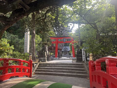 神社の正面に回り、鳥居をくぐって本殿へ