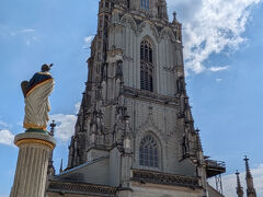 ベルン大聖堂、ツィットグロッゲなど観光。からくり時計が動く時間に間に合ったけど、「え？これで終わり？」な感じ。まぁ、400年以上前のものだから多くを期待してはいけない（笑）