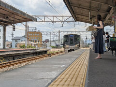 11：29、ホームに電車が入線する。