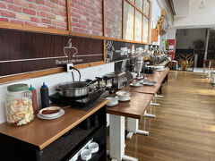 おはようございます。

朝食は不味くはないが品数は少ない。