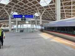 自動改札を抜け、ホームへ上がります。