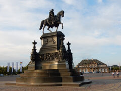 劇場広場の中央に建っているのはヨハン王騎馬像です。