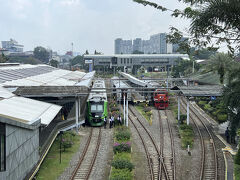 バンドン駅着。
跨線橋からパチリ。
緑が乗ってきたフィーダー列車。

高速鉄道はとても快適でした。
切符は外国人でもネットで簡単に取れます。
ただ、東京から静岡県東部や栃木県に行く距離なのに、両都市とも中心まで乗り入れてないというのは正直面倒くさい。

駅には北口と南口があるようですが、ホテルに近い北口に向かいます。