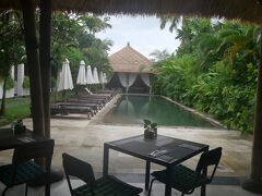 朝食をとりにホテルのレストランへ。

昨日と同じ席です。