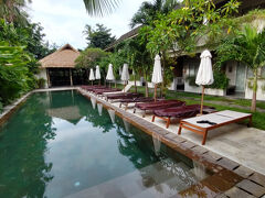 気になっていたプール端にある東屋を見に来ました。

写真は、東屋から見たレストラン方向です。