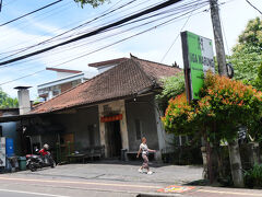 昼食でやってきたのはイーガ（スペアリブ）の人気店「イーガ・ワルン」です。

イーガはバリ名物料理の1つです。

ホテルからGrabBikeで10分弱の場所にあります。
GrabBikeの料金はIDR12,400（125円）です。