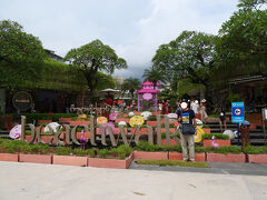 オブジェの前で記念撮影。