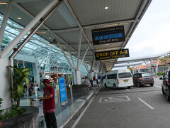 Grabでホテルに戻ってスーツケースを受け取り、16：40に空港に到着。

ビーチウォークからホテルまでの道が混んでいて55分もかかりました。
料金はIDR97,900（980円）でした。

空港への到着は飛行機の出発時間の3時間前を目途にしている私にとっては、スケジュールが押していたので、乗ってきたGrabのドライバーと交渉してそのまま空港まで行ってもらうことにしました。

ホテルから空港へは約15分で到着。
Grabのドライバーへはチップも含めて手持ちのUSD10を現金で支払いました。