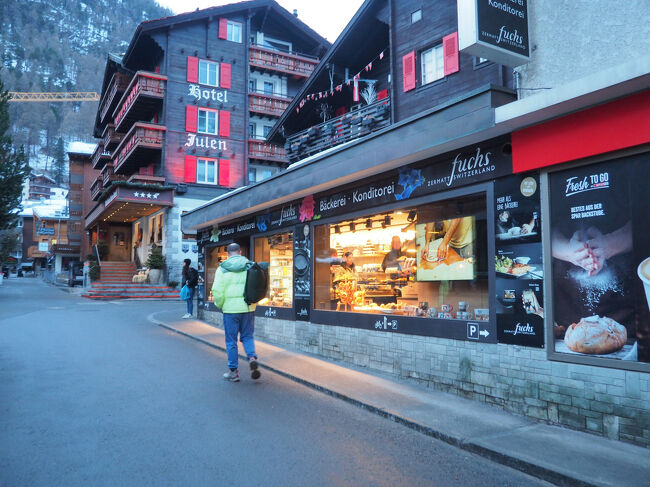 今日もマッターホルンの朝焼けを見に日本人橋に行きましたが、マッターホルンは雲の中。<br />橋を東側に渡った先のベッカライでパンを調達。